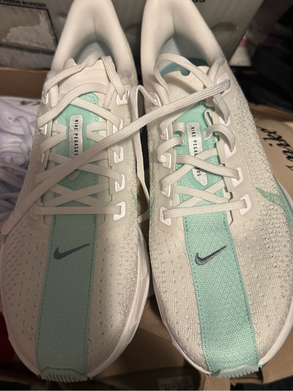 Nike white ad teal size 9